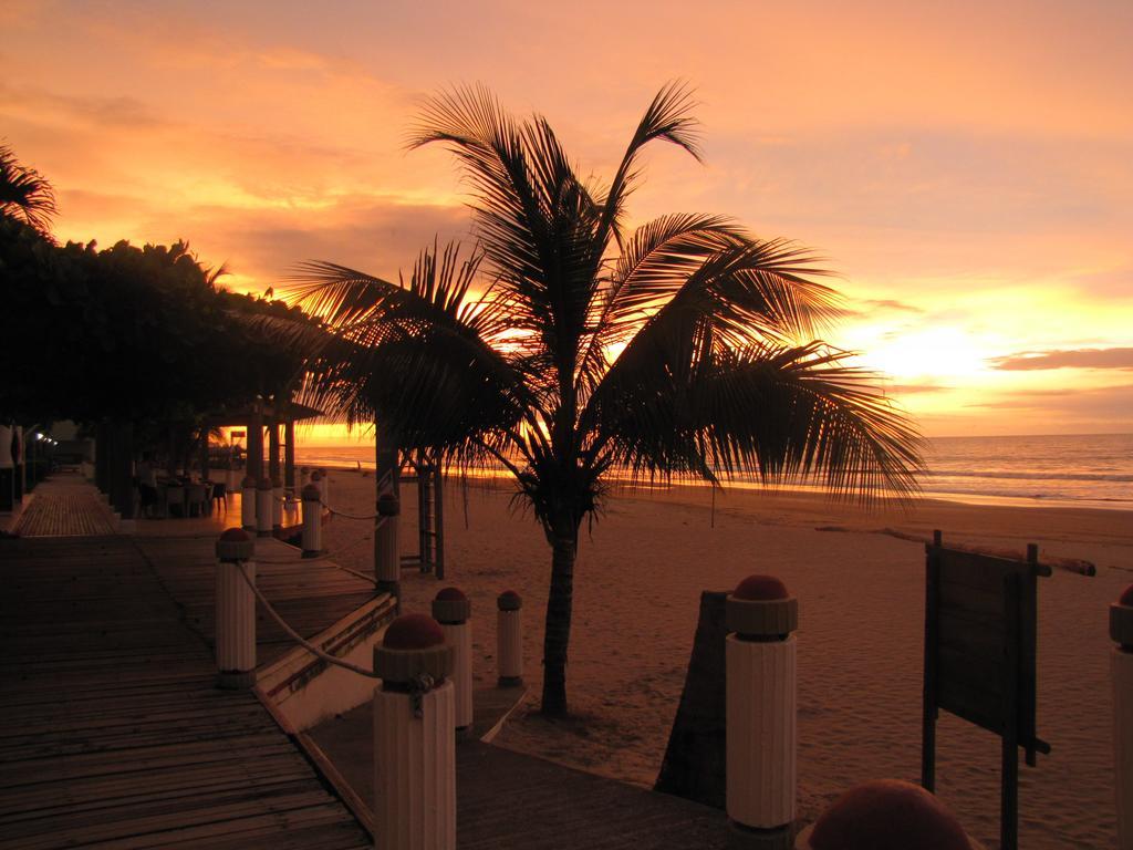 Playa Almendro Resort Tonsupa Bagian luar foto